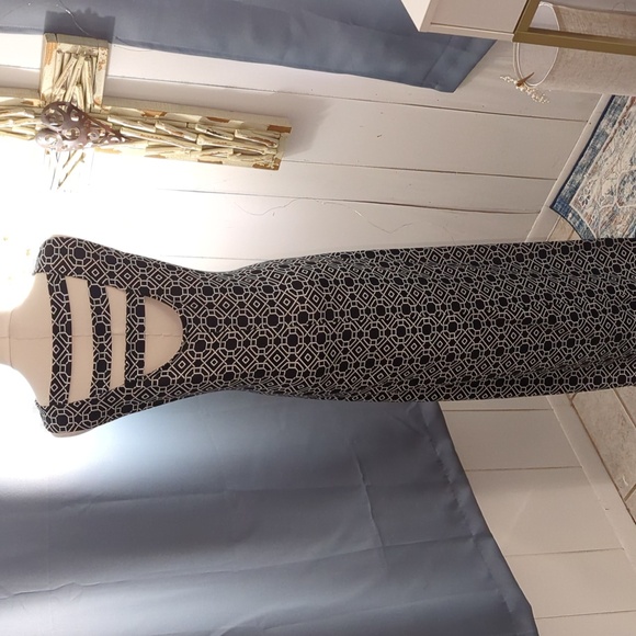 3/$10❣️NINA LEONARD Black and White Geometric Maxi Dress - Picture 5 of 9